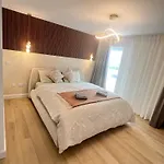 Stylish Superking And King Ensuite Bedrooms In Dublin-free Parking- 15 Min Airport