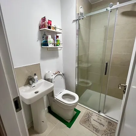 Stylish Superking And King Ensuite Bedrooms In Dublin-free Parking- 15 Min Airport