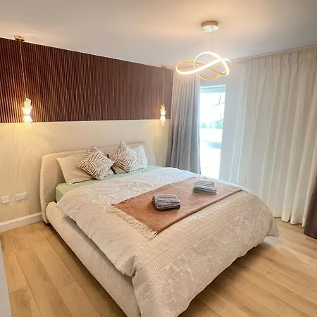 Stylish Superking And King Ensuite Bedrooms In Dublin-free Parking- 15 Min Airport Rum i privatbostad Dublin