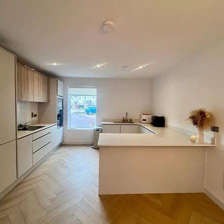 Stylish Superking And King Ensuite Bedrooms In Dublin-free Parking- 15 Min Airport Dublin