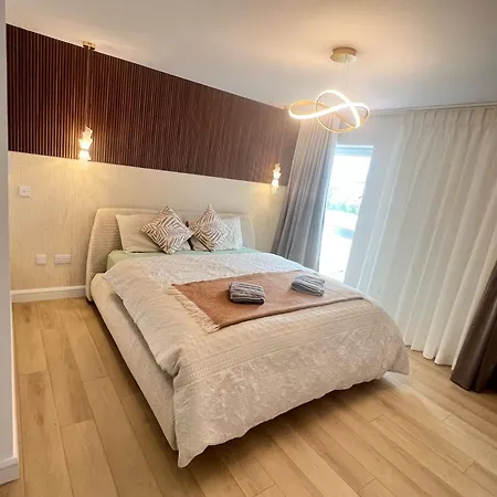 Stylish Superking And King Ensuite Bedrooms In Dublin-free Parking- 15 Min Airport