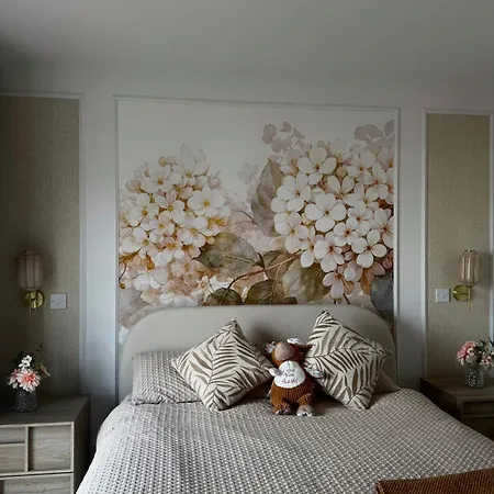 Stylish Ensuite Bedrooms In Dublin-Free Parking-15 Min Airport-Shared Accomodation *