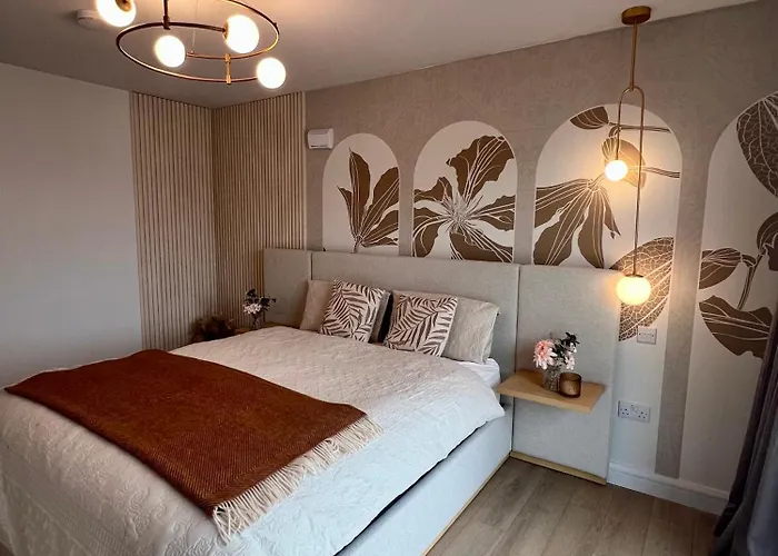 Stylish Superking And King Ensuite Bedrooms In 홈스테이 *