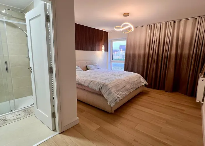 Stylish Superking And King Ensuite Bedrooms In 홈스테이 *