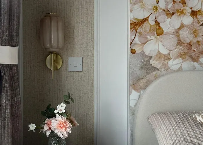 Stylish Superking And King Ensuite Bedrooms In 홈스테이