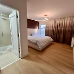 Stylish Superking And King Ensuite Bedrooms In Dublin-free Parking- 15 Min Airport 홈스테이 *